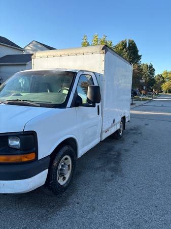 2005 GMC Box Truck — photo 1