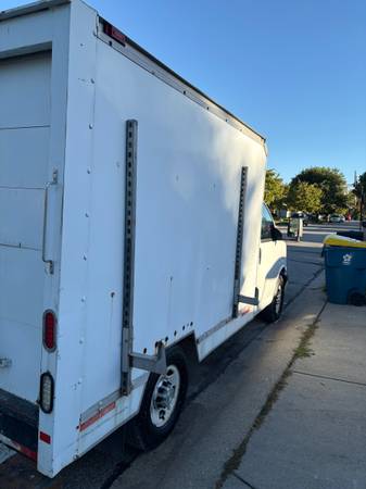 2005 GMC Box Truck — photo 4