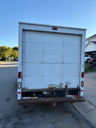 2005 GMC Box Truck — photo 5