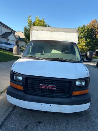 2005 GMC Box Truck — photo 2