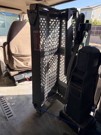 2005 Ford E 350 Super Duty XL Wagon Automatic — photo 5