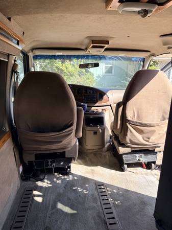 2005 Ford E 350 Super Duty XL Wagon Automatic — photo 1