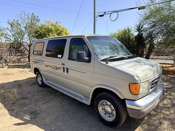 2005 Ford E 350 Super Duty XL Wagon Automatic — photo 2
