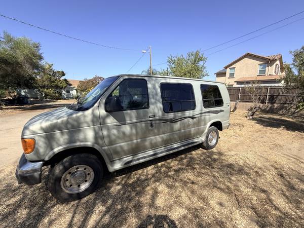 2005 Ford E 350 Super Duty XL Wagon Automatic — photo 12