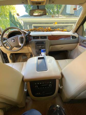 2012 GMC Yukon XL 1500 SLE 4x2 Automatic — photo 5