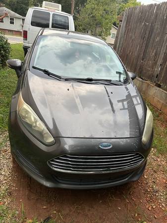 2015 Ford Fiesta SE — photo 1