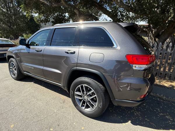 2018 Jeep Grand Cherokee Laredo 4dr 4x2 Automatic — photo 2