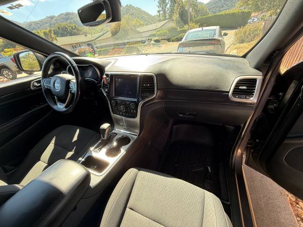 2018 Jeep Grand Cherokee Laredo 4dr 4x2 Automatic — photo 12