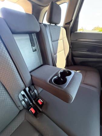 2018 Jeep Grand Cherokee Laredo 4dr 4x2 Automatic — photo 8