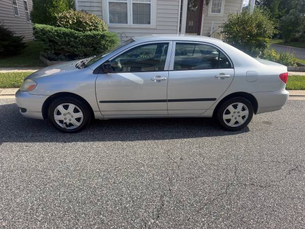 2005 Toyota Corolla LE 4dr Sedan Manual — photo 1