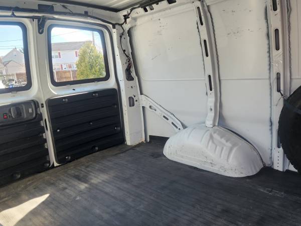 2018 Chevrolet Express 2500 Work Van Rear-wheel Drive Extended Cargo Van Automatic — photo 12