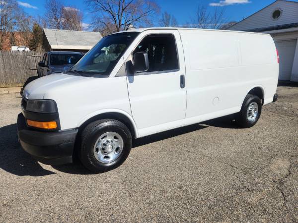 2018 Chevrolet Express 2500 Work Van Rear-wheel Drive Extended Cargo Van Automatic — photo 2