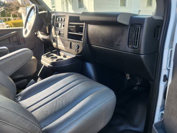 2018 Chevrolet Express 2500 Work Van Rear-wheel Drive Extended Cargo Van Automatic — photo 9