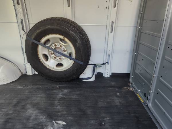 2018 Chevrolet Express 2500 Work Van Rear-wheel Drive Extended Cargo Van Automatic — photo 11