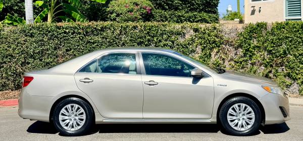 2013 Toyota Camry Hybrid LE — photo 2