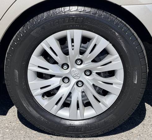 2013 Toyota Camry Hybrid LE — photo 10