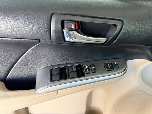 2013 Toyota Camry Hybrid LE — photo 12