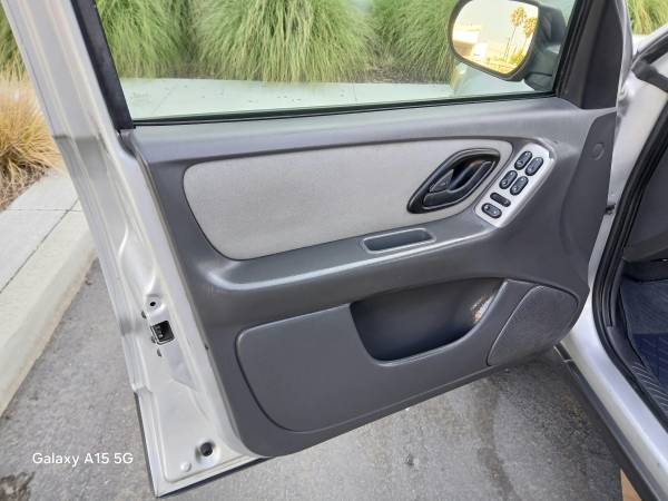 2005 Ford Escape XLS 4x4 Manual — photo 10