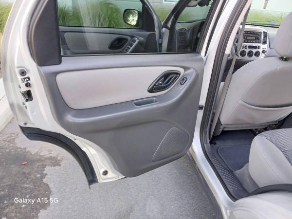 2005 Ford Escape XLS 4x4 Manual — photo 12