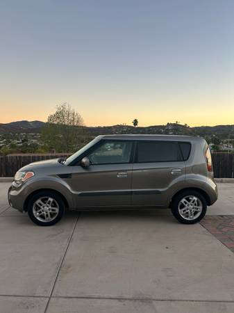 2010 KIA Soul ! 4dr Hatchback Manual — photo 2
