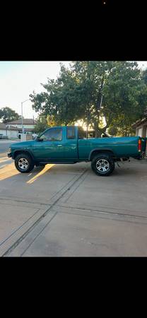 1997 Nissan Pickup — photo 2