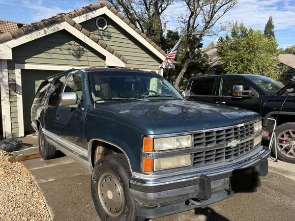 1993 Chevrolet Suburban C1500 4dr SUV — photo 2
