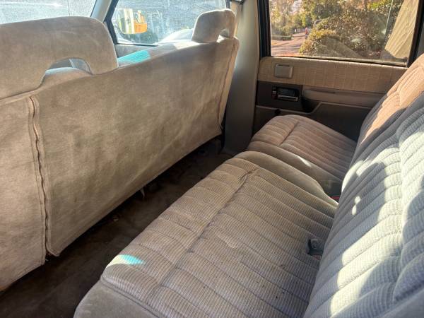 1993 Chevrolet Suburban C1500 4dr SUV — photo 6