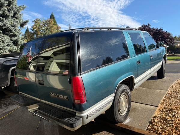 1993 Chevrolet Suburban C1500 4dr SUV — photo 4