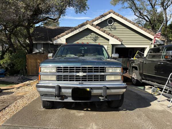 1993 Chevrolet Suburban C1500 4dr SUV — photo 1