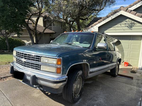 1993 Chevrolet Suburban C1500 4dr SUV — photo 3