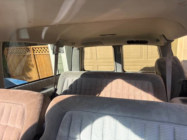 1993 Chevrolet Suburban C1500 4dr SUV — photo 8