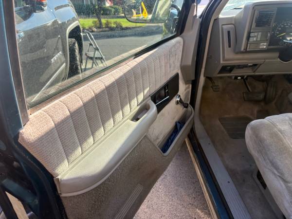 1993 Chevrolet Suburban C1500 4dr SUV — photo 9