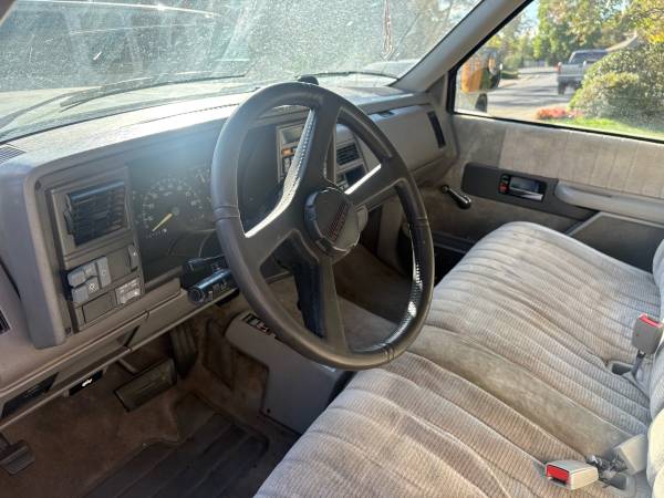 1993 Chevrolet Suburban C1500 4dr SUV — photo 11
