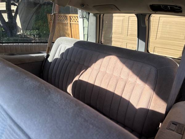 1993 Chevrolet Suburban C1500 4dr SUV — photo 7