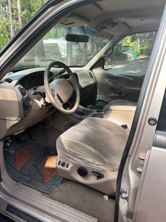 1998 Ford Expedition XLT 4dr 4WD SUV — photo 2