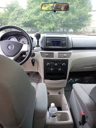 2009 Volkswagen Routan SE 4dr Passenger Van Automatic — photo 10