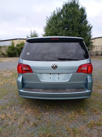 2009 Volkswagen Routan SE 4dr Passenger Van Automatic — photo 4