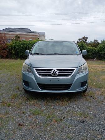 2009 Volkswagen Routan SE 4dr Passenger Van Automatic — photo 2