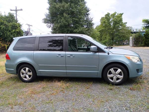 2009 Volkswagen Routan SE 4dr Passenger Van Automatic — photo 1