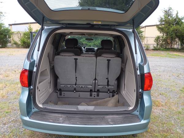 2009 Volkswagen Routan SE 4dr Passenger Van Automatic — photo 11