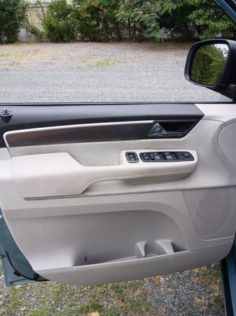 2009 Volkswagen Routan SE 4dr Passenger Van Automatic — photo 7
