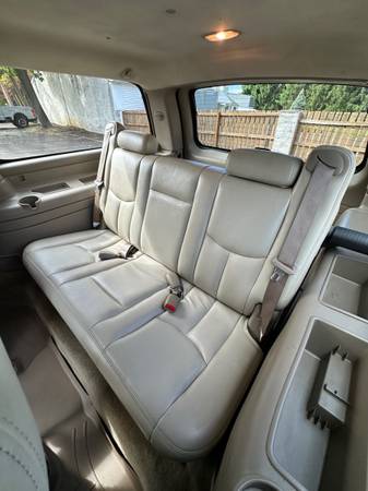 2005 Chevrolet Suburban 1500 LT 4x4 Automatic — photo 12