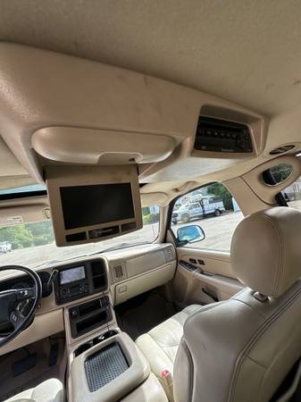 2005 Chevrolet Suburban 1500 LT 4x4 Automatic — photo 11