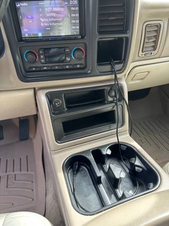 2005 Chevrolet Suburban 1500 LT 4x4 Automatic — photo 8