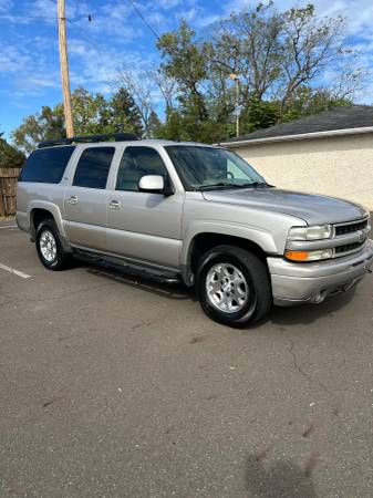 2005 Chevrolet Suburban 1500 LT 4x4 Automatic — photo 2