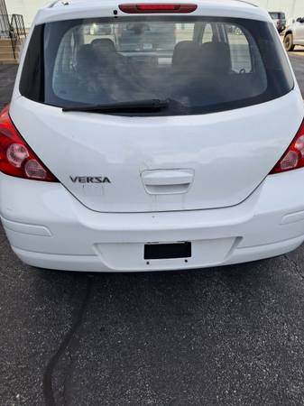 2011 Nissan Versa 1.6 4dr Sedan Manual — photo 4