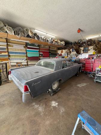 1961 Lincoln Continental Sedan — photo 2