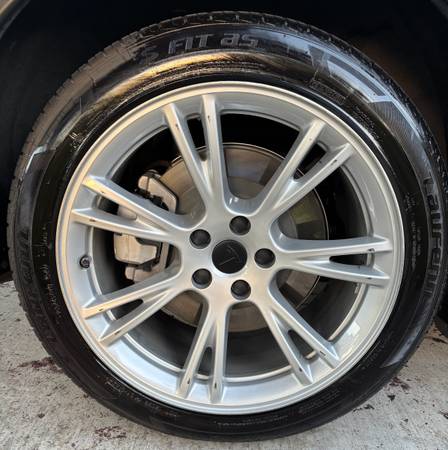 2022 Tesla Model Y Long Range — photo 11