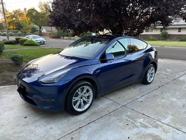 2022 Tesla Model Y Long Range — photo 3