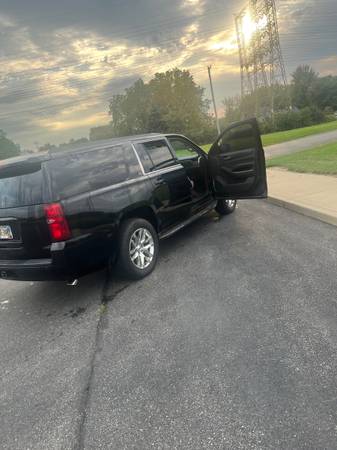 2015 Chevrolet Suburban 1500 LS 4x4 Automatic — photo 3